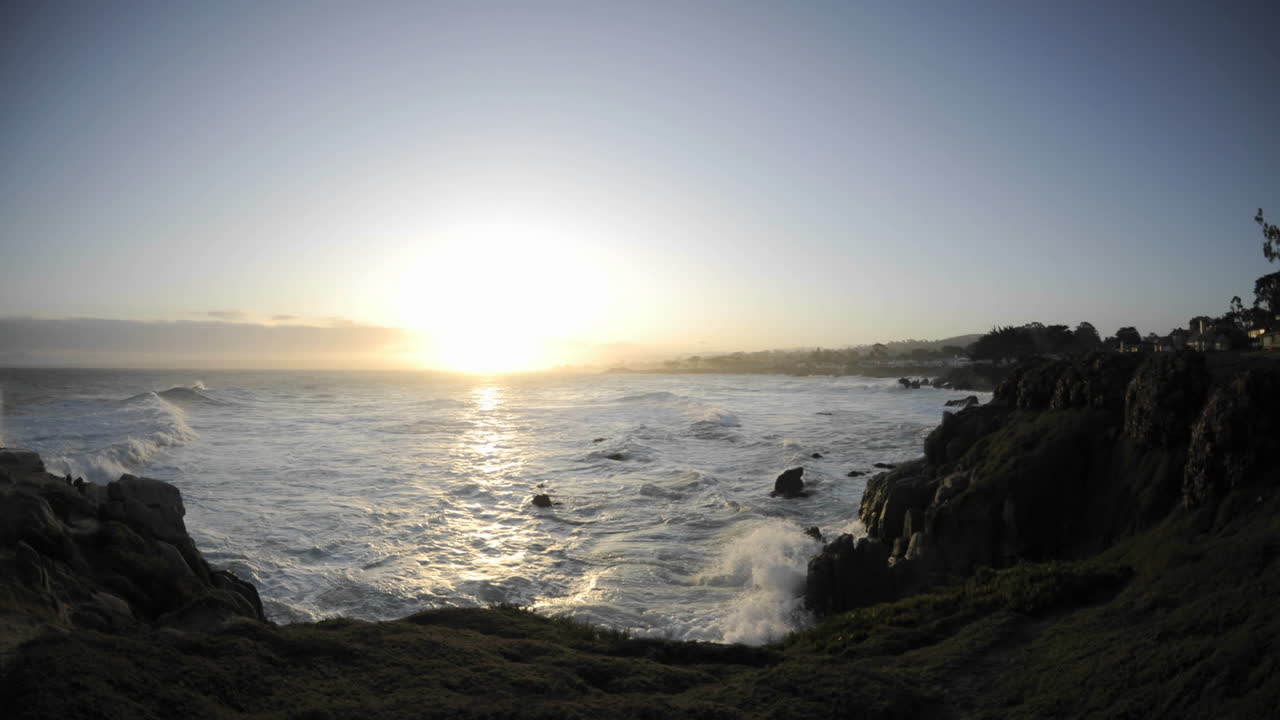 lapso de tempo das ondas e do nascer do sol sobre o pacific grove marine garden park, em pacific grove, califórnia