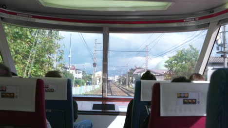 incidencia del tren mirando por la ventana principal.