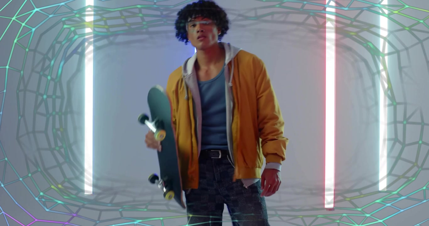 Skateboarder che bilancia un piede sulla tavola in un tunnel a griglia con tubi LED, afferrando la tavola per mostrare la tecnologia.