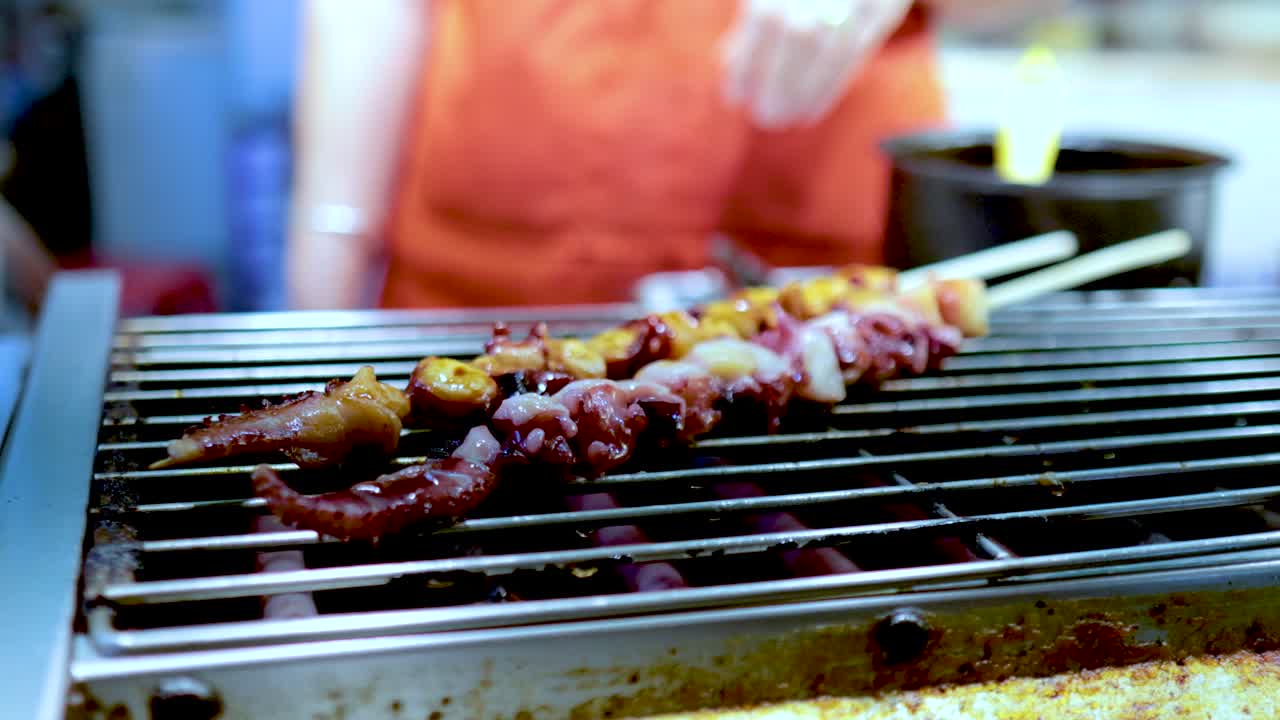 홍콩 의 거리 판매자 들 이 오징어 기 를 그릴 때