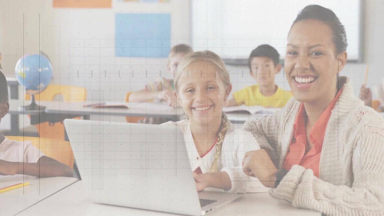 Lehrerin beugt sich über einen Laptop und gestikuliert zu einer Smartwatch, während sie ein Mädchen beim Tippen für die Bildungsentdeckung anleitet.