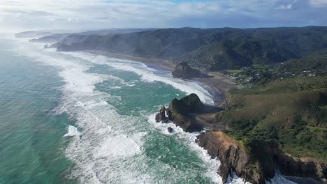 Playa-De-Arena-Negra-Y-Costa-Rocosa-Del-Mar-De-Tasmania-En-Auckland,-Nueva-Zelanda