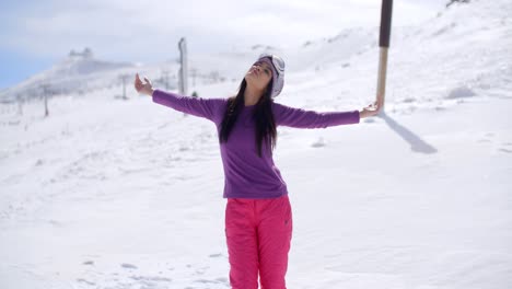 Mujer-Joven-Feliz-Abrazando-El-Sol-De-Invierno