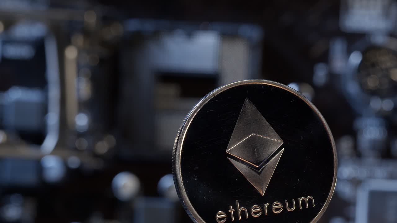 moneta ethereum che gira sulla scheda madre del computer sfondo, estrazione di criptovalute, denaro virtuale