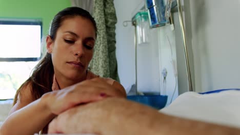 mujer consolando a su madre en el pabellón 4k
