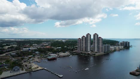 fotografía aérea de condos y un puerto dañado por un huracán en florida