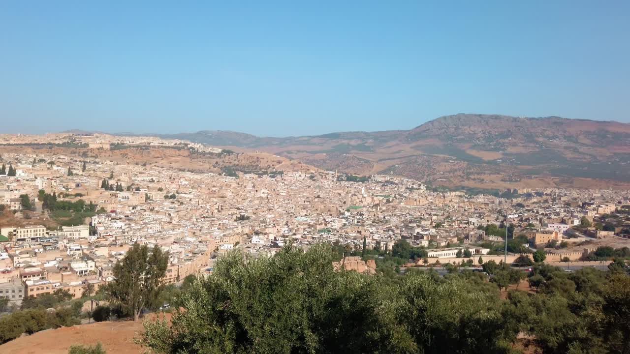 Vista panoramica di Fes e della catena montuosa circostante da lontano, di giorno, dal Marocco.