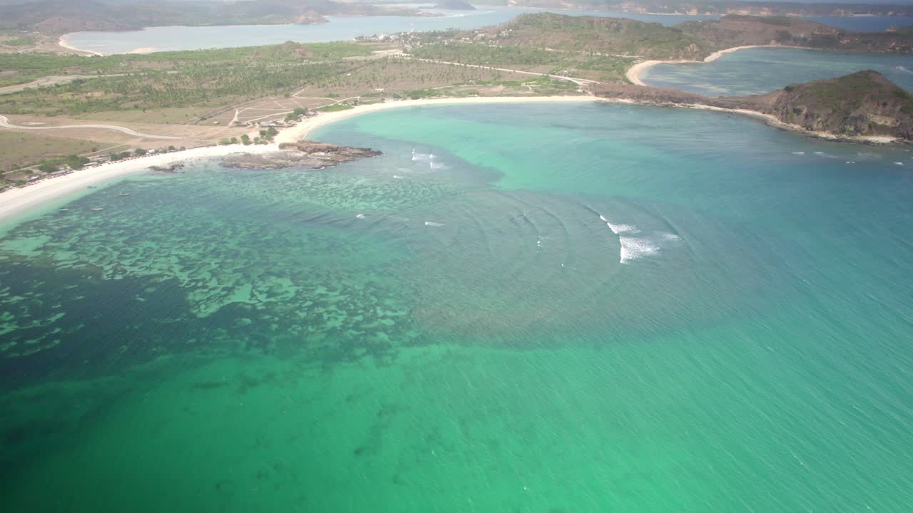인도네시아 롬복 섬의 깨끗한 깨끗한 물의 공중 전망, 아시아의 아름다운 절벽 열대 관광지