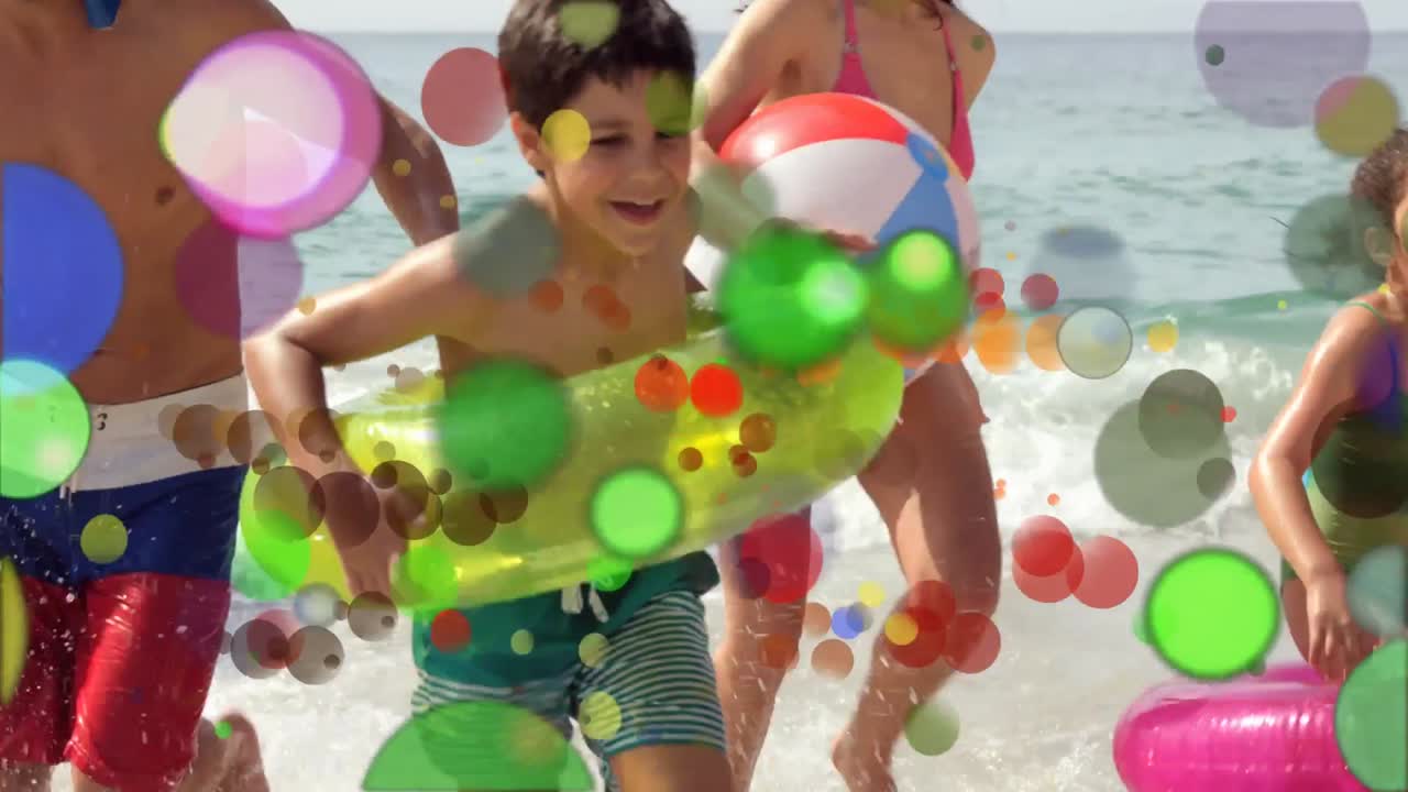 manchas móviles de luz de color con la familia en la playa
