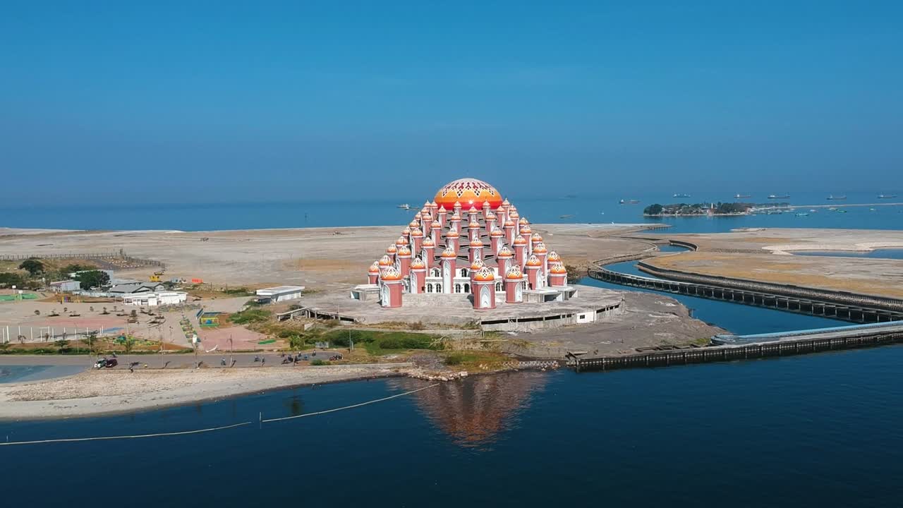 Ripresa aerea con drone dell'unica Moschea Asmaul Husna 99 Dome a Makassar, Sulawesi, Indonesia.