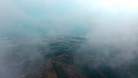 vista aérea drone volar a través de las nubes mar costa sol agua día