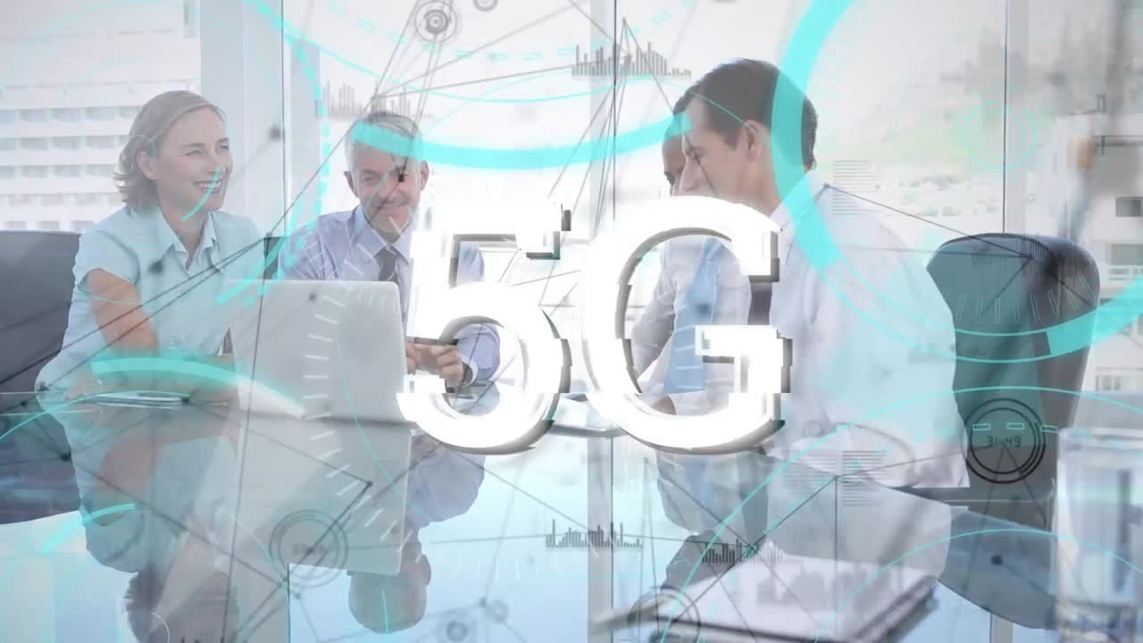 texto 5g a través de la red de conexiones contra la gente de negocios discutiendo en la sala de reuniones en la oficina