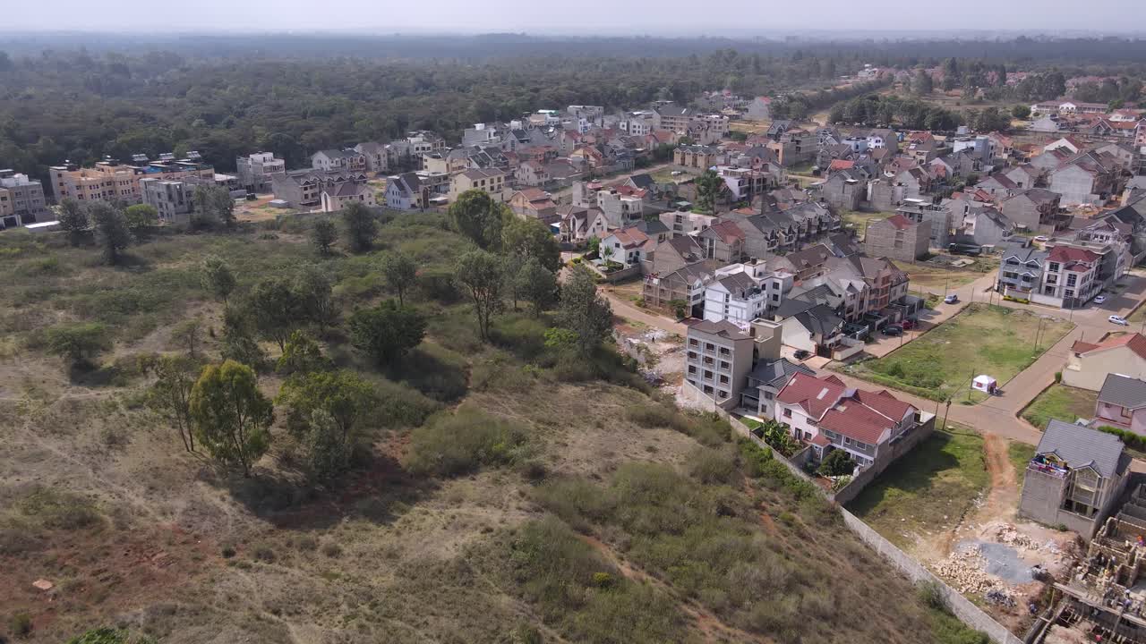 nueva urbanización cercada en los suburbios de nairobi, kenia, vista aérea