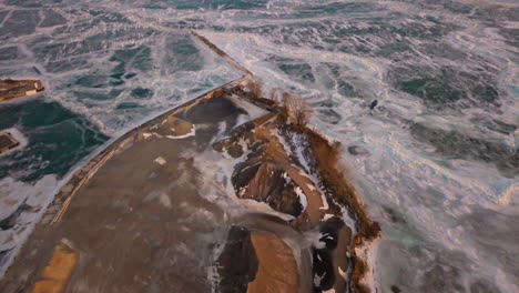 Una-Cantera-De-Piedra-Y-Un-Muelle-Están-Congelados-En-La-Nieve-Y-El-Hielo-Azul-En-El-Lago-Erie-Durante-El-Invierno-En-Canadá