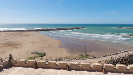 Kasbah-Von-Udayas,-Rabat:-Historische-Festung-Mit-Blick-Auf-Den-Unberührten-Marokkanischen-Strand