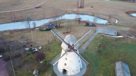 antiguo molino de viento araisi en letonia toma aérea desde arriba