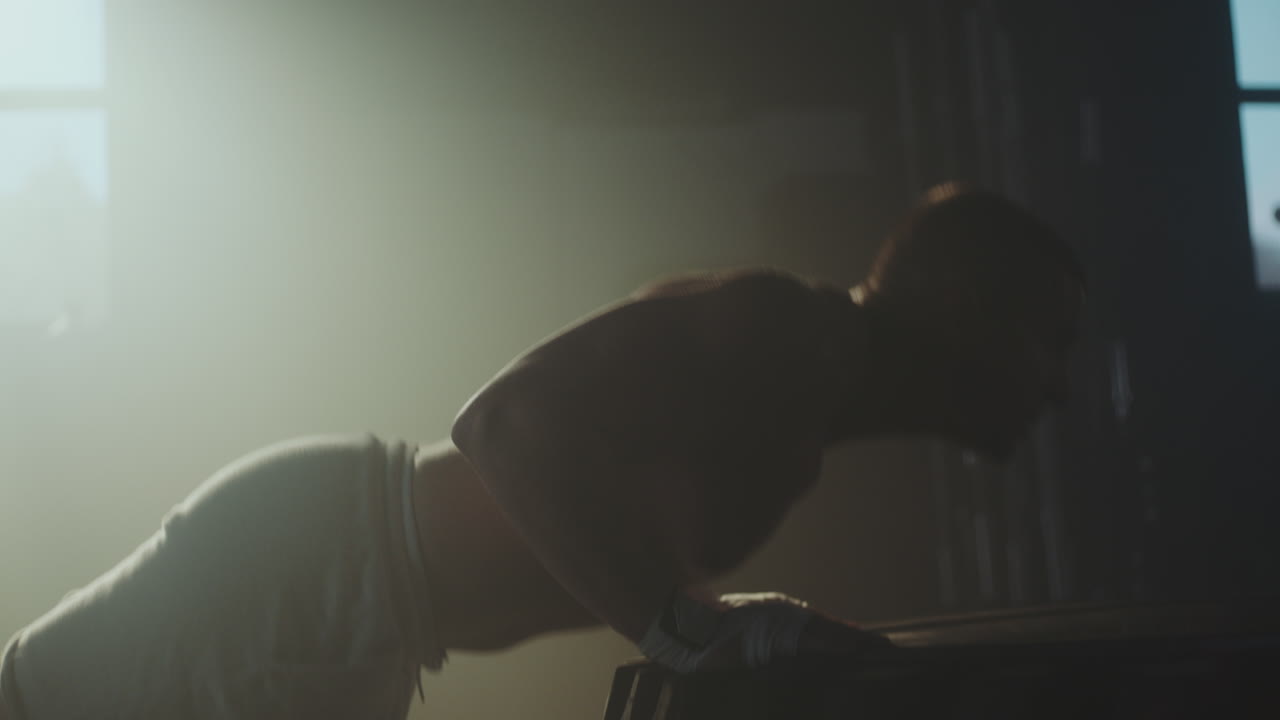 hombre haciendo flexiones en un gimnasio