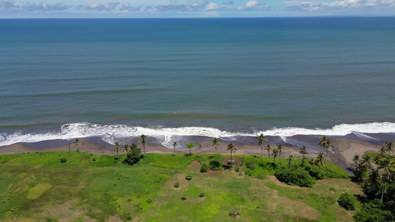 playa desierta en bali indonesia desciende lentamente