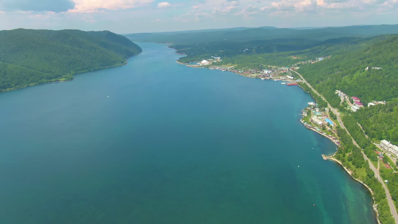 산 사이 에 자리 잡은 호수 와 마을 의 공중 풍경