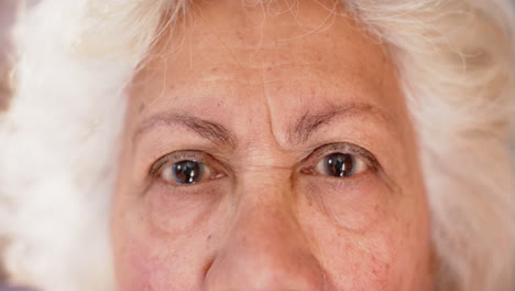 Augen-Einer-Gemischtrassigen-Frau-Mit-Geflochtenem-Haar,-Die-Im-Töpferstudio-Steht-Und-Lächelt,-Zeitlupe