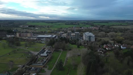 Vista-Aérea-Panorámica-De-La-Ciudad-De-Harlow-Con-Fondo-Natural-En-Essex,-Inglaterra,-Reino-Unido