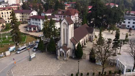 vista aérea ascendente de la majestuosa catedral de notre dame en sapa, vietnam del norte