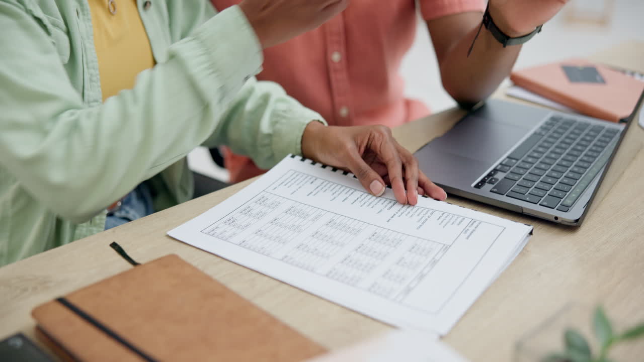 manos, computadora portátil y documento para el presupuesto del hogar