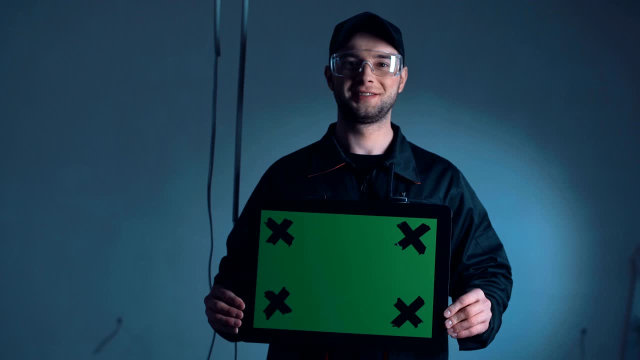 trabajador de la construcción haciendo grimasas