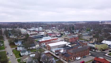 Vista-Aérea-Con-Pájaros-Volando-A-Través-Del-Barrio-Otoñal-Del-Centro-De-La-Ciudad-De-Sheridan-En-El-Condado-De-Hamilton,-Indiana