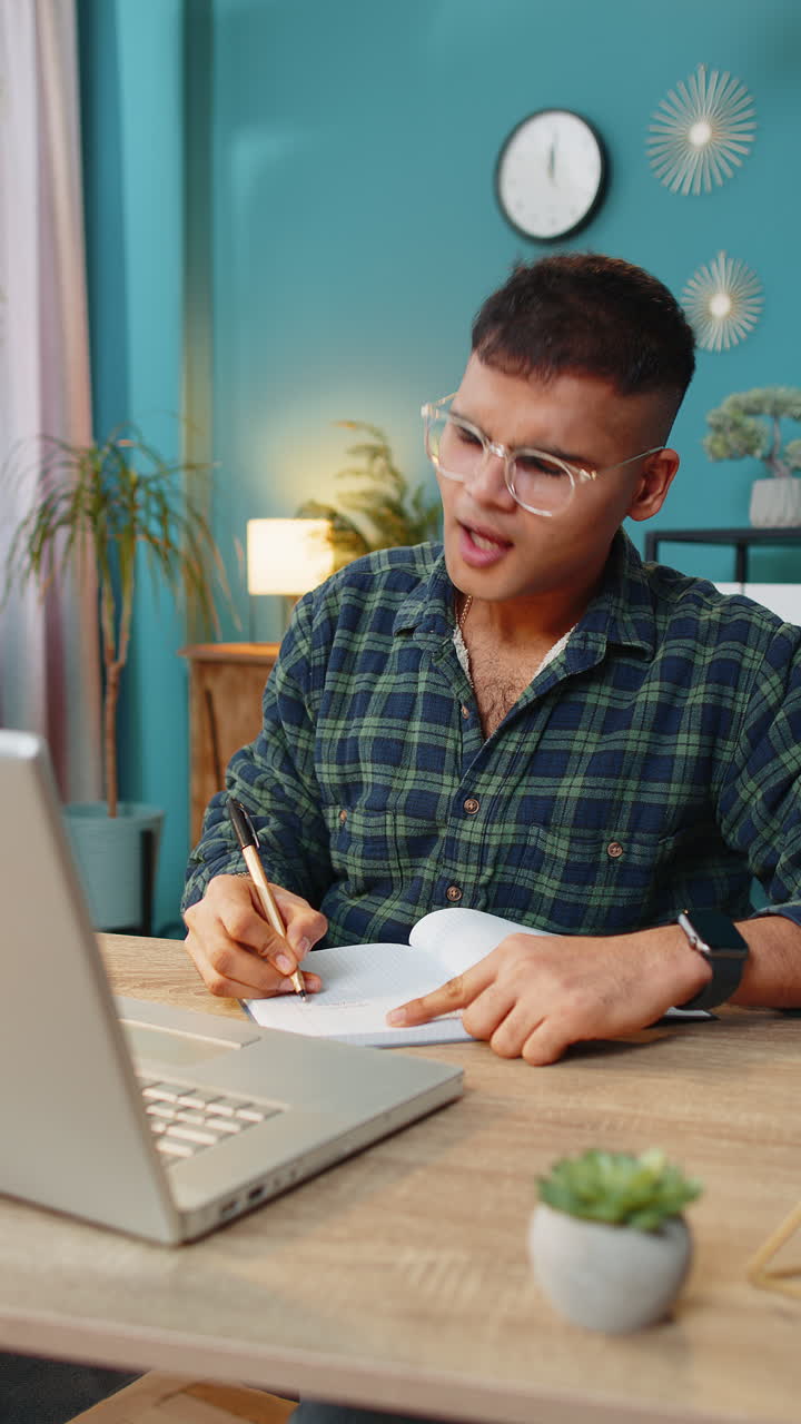 hombre árabe estudiante estudio en casa en la computadora portátil haciendo videoconferencia hablando con cámara web
