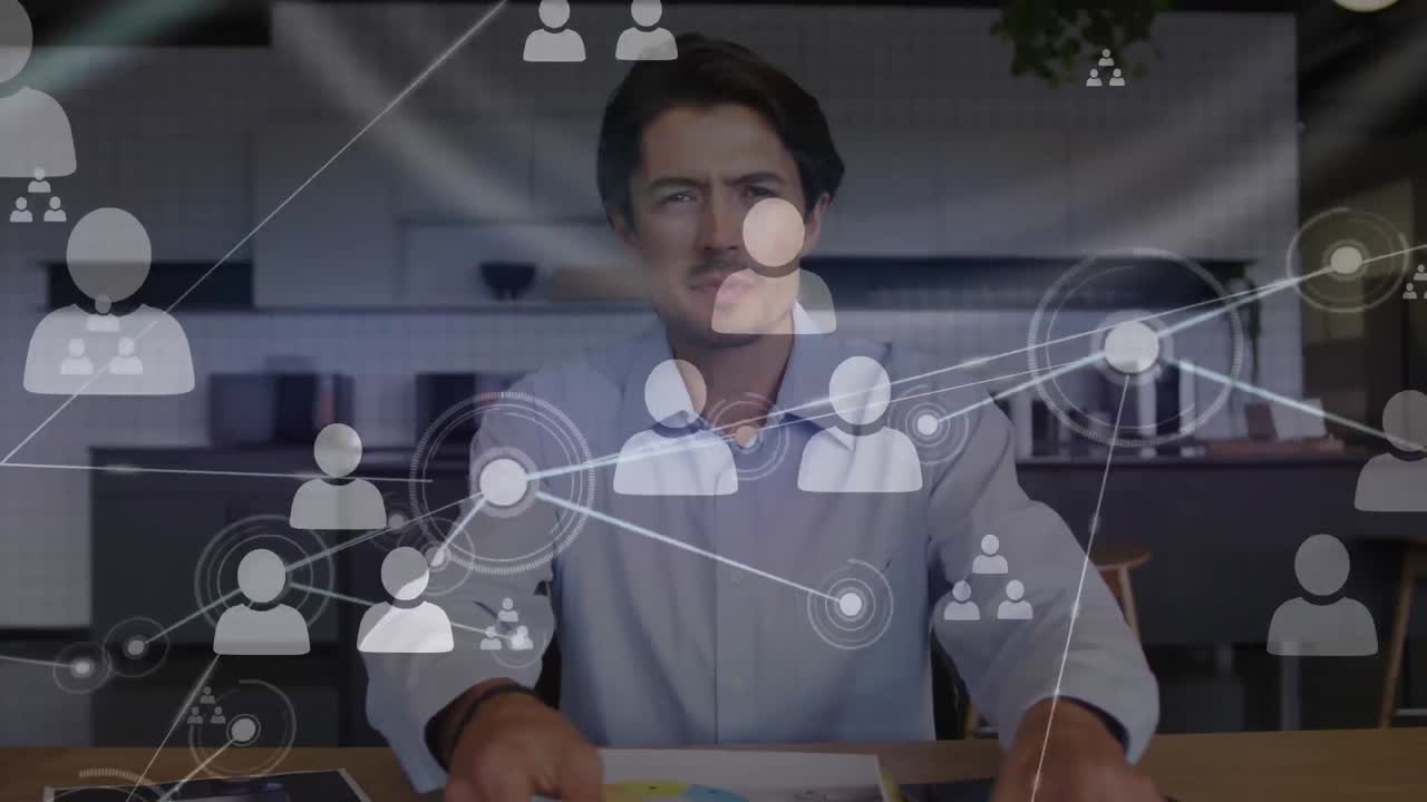 animación de la red de personas iconos sobre empresario caucásico haciendo una llamada de video en la oficina