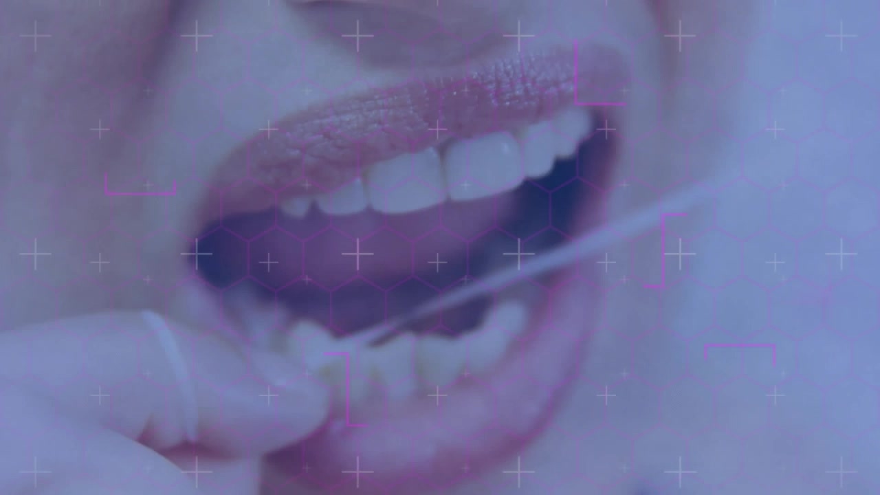 Persona che usa il filo interdentale iniziando tra i denti, rimuovendo i detriti sotto un filtro viola.