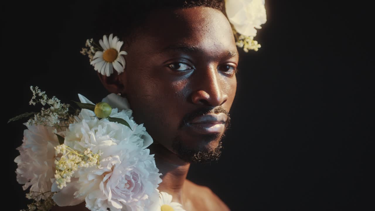Ritratto creativo di un uomo afroamericano sicuro di sé con un ornamento floreale