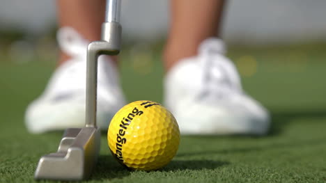 Mujer-jugando-al-golf-00