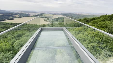 berühmter skywalk im eichsfeld in deutschland mit panoramablick und glasboden