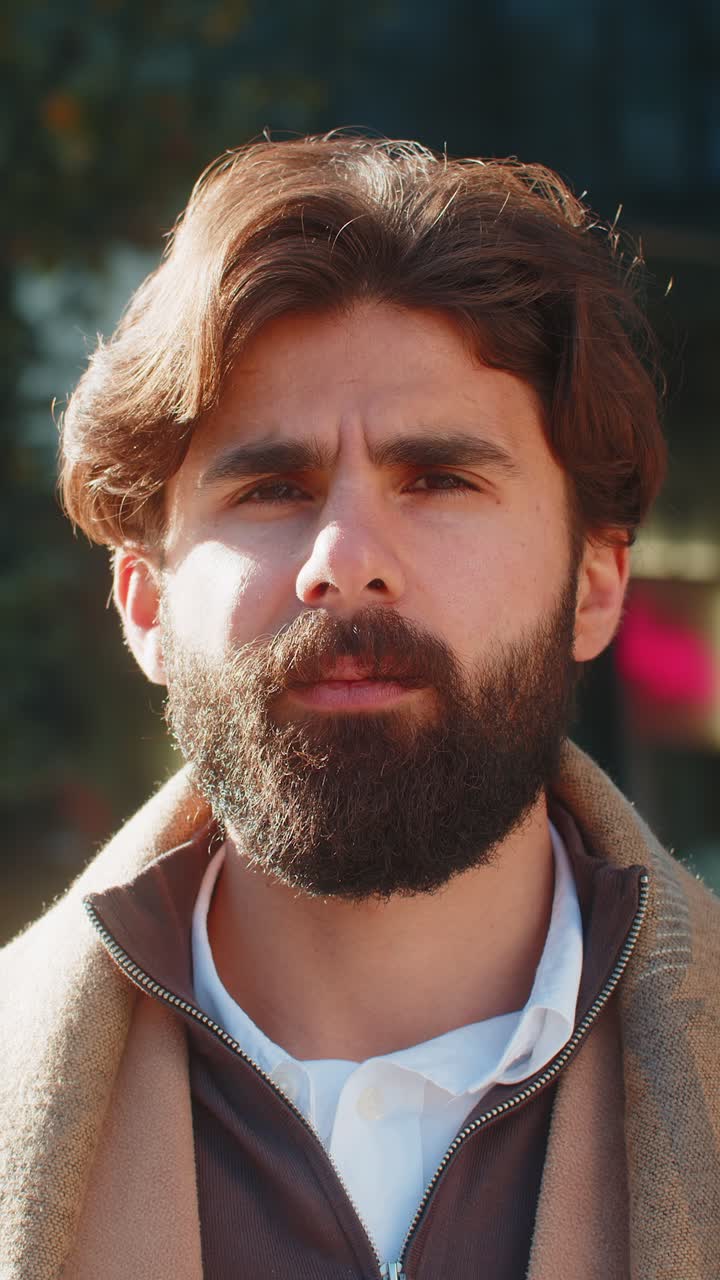 카메라를 쳐다보는 인디언 남자가 갑작스러운 승리에 충격을 받았습니다.