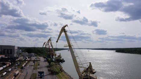 descarga de grúas en un puerto fluvial en el río danubio