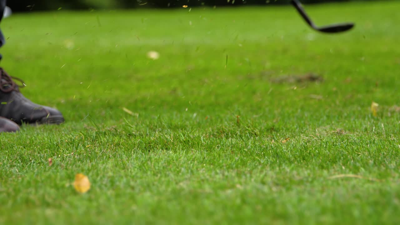 골퍼의 아이언 웨지 골프 클럽에 의해 티 없이 치는 코스 잔디에 흰색 골프 공의 샷