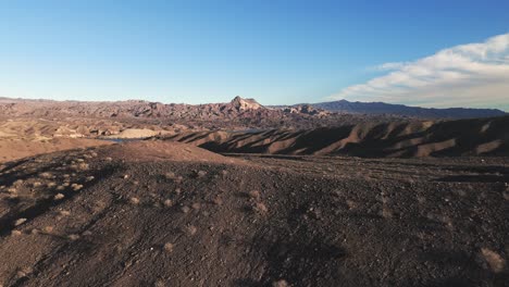 Desierto-En-La-Hora-Dorada-Con-Un-Río-Que-Atraviesa-Las-Colinas.