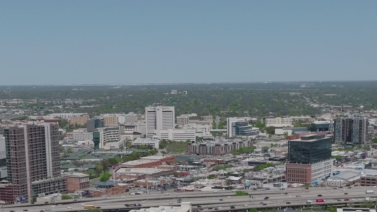 Blick auf die Innenstadt von Dallas mit Gebäuden und Grünflächen von oben