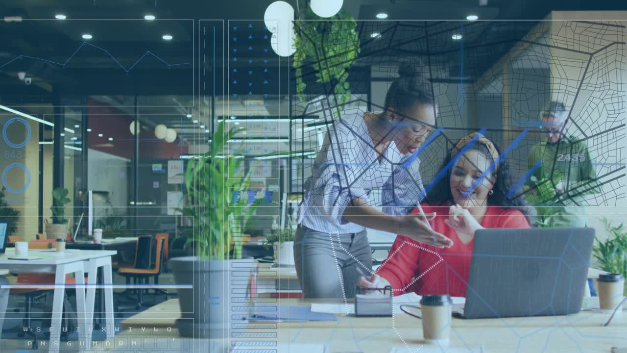 animación de la interfaz con el procesamiento de datos sobre dos colegas femeninas diversas discutiendo en la oficina.