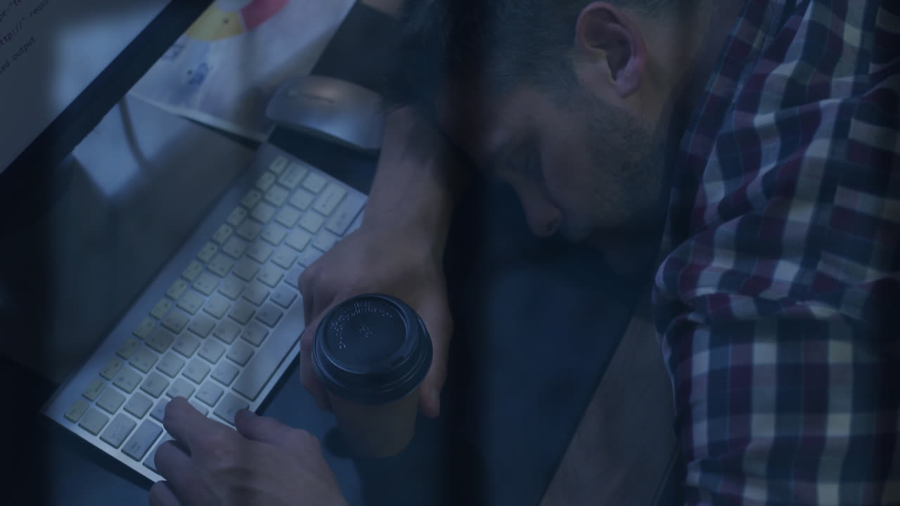 Animazione di pioggia su finestra su stanco uomo d'affari caucasico in abiti casual addormentato sulla scrivania con il computer
