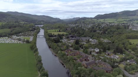 在蘇格蘭的皮特洛克里 (pitlochry) 鎮和泰河 (tay) 上空拍攝