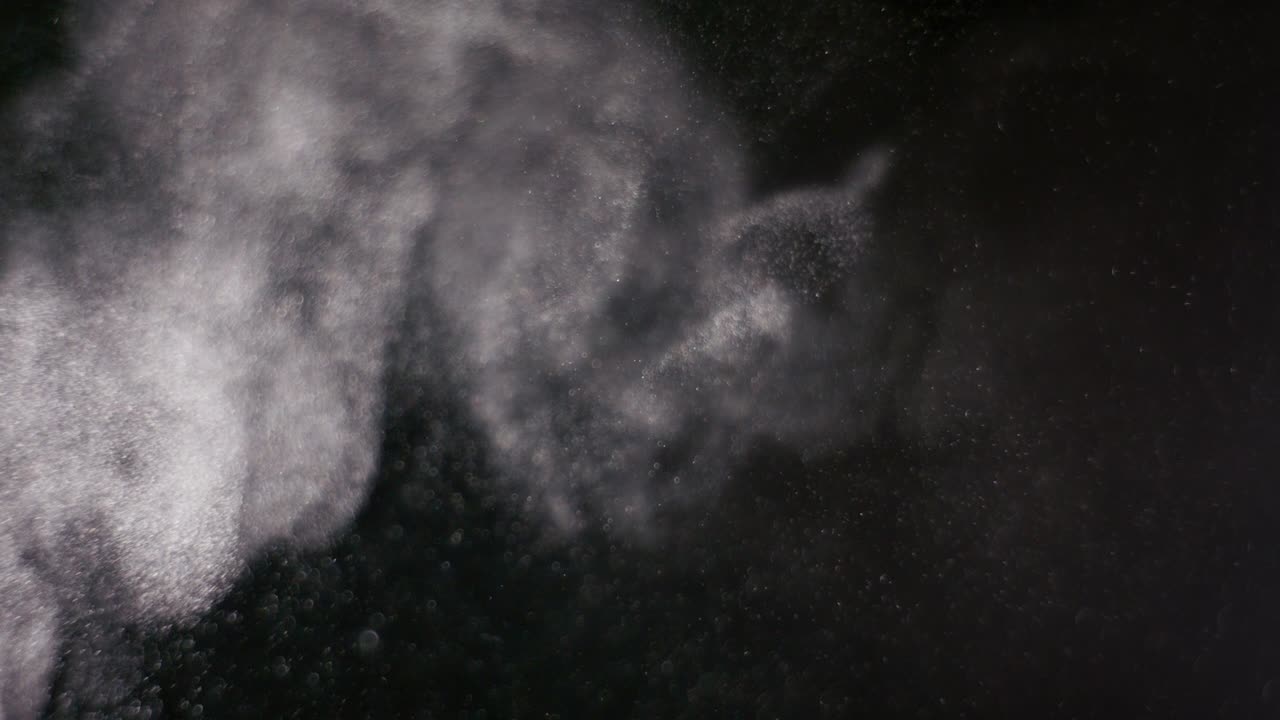 검은 바탕에 분리 된 파우더