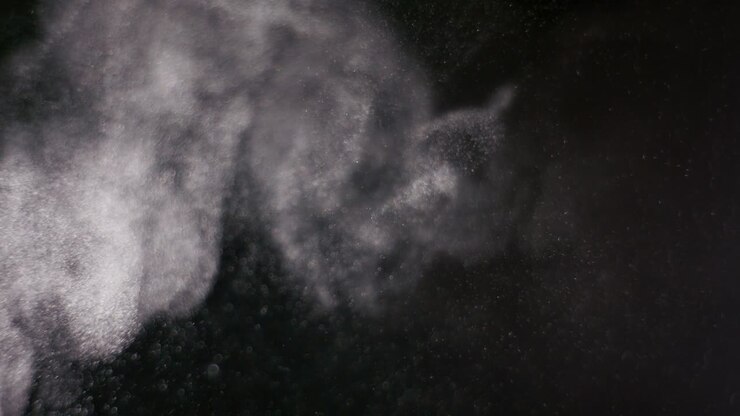 pulver isoliert auf schwarzem hintergrund