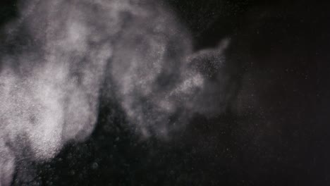 검은 바탕에 분리 된 파우더