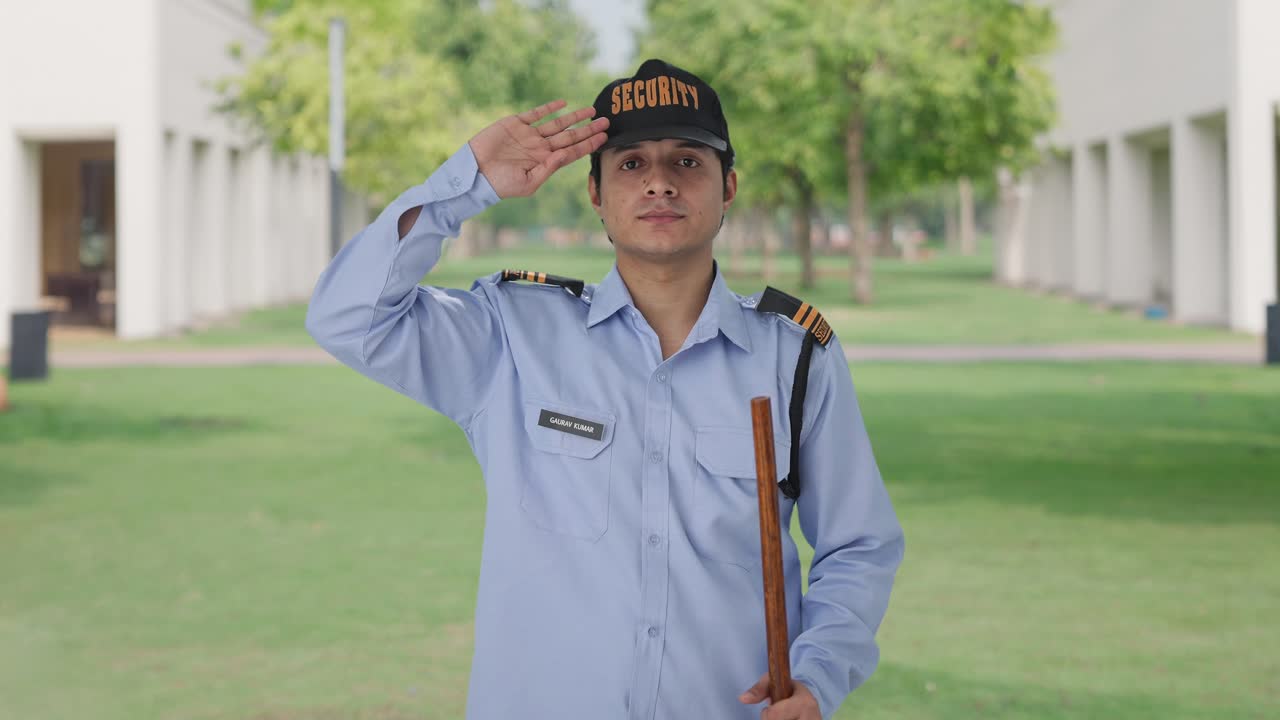 un guardia de seguridad indio saludando a alguien.