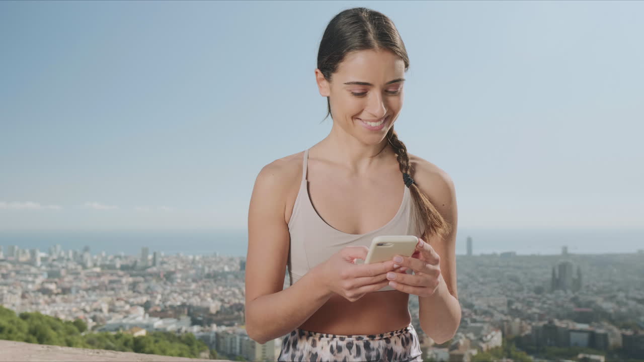 mujer sentada en pose de loto con teléfono inteligente. niña usando teléfono celular en la ciudad