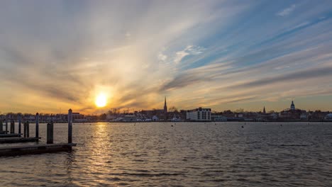 vista lejana de la ciudad de annapolis en maryland a través de la bahía de chesapeake al atardecer