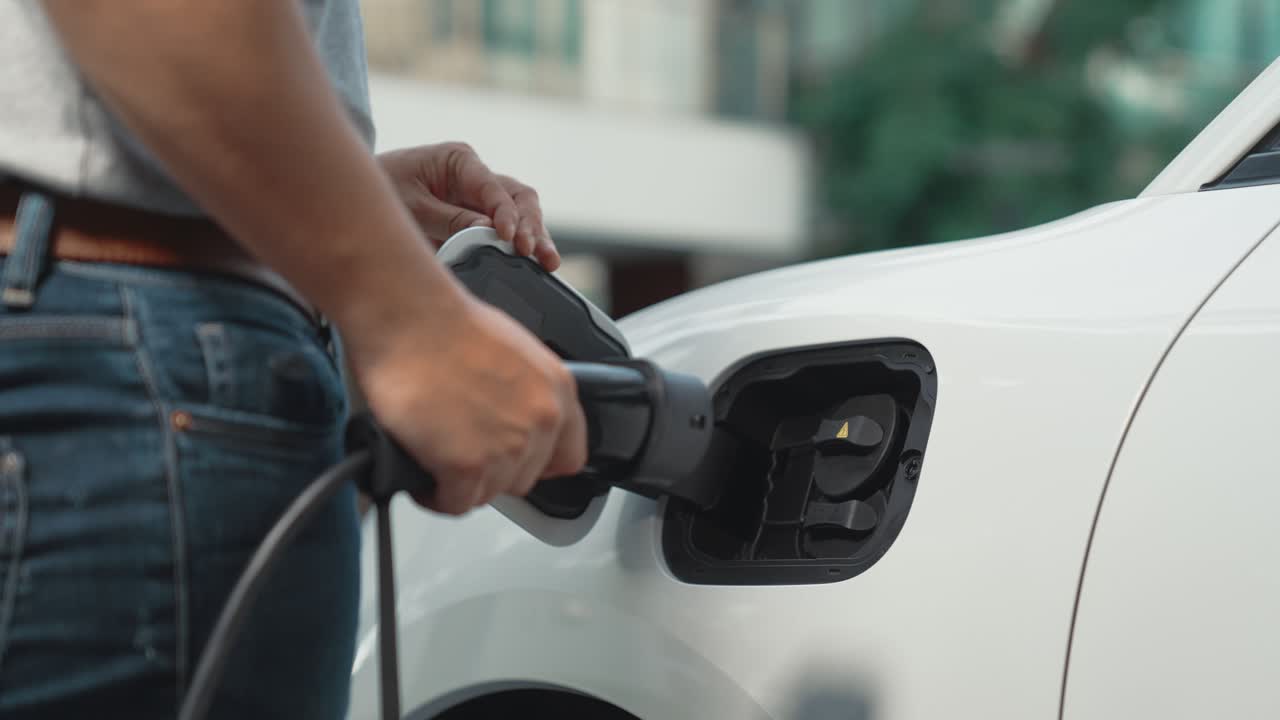 Şarj istasyonundan kablo aracılığıyla elektrikli aracı şarj etme konusunda ilerici fikir.